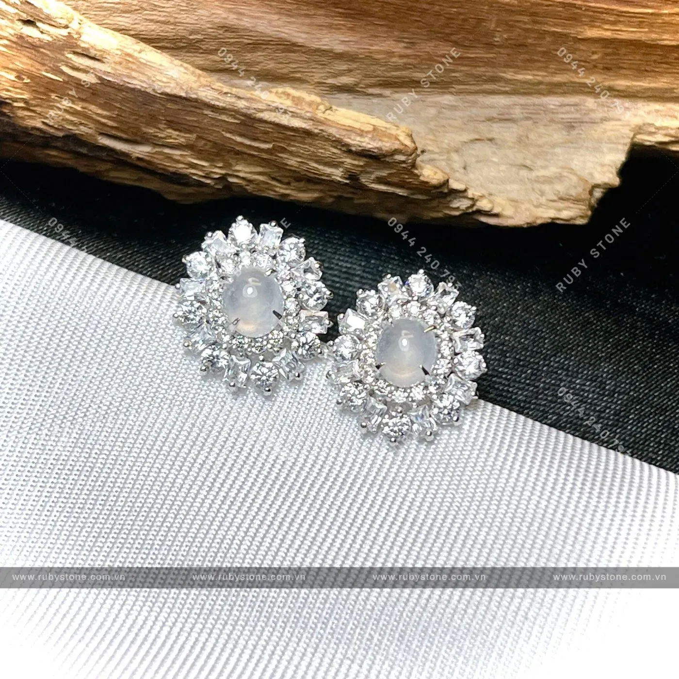 Khuyên tai ngọc phỉ thúy băng chủng Myanmar với độ trong suốt như băng tuyết