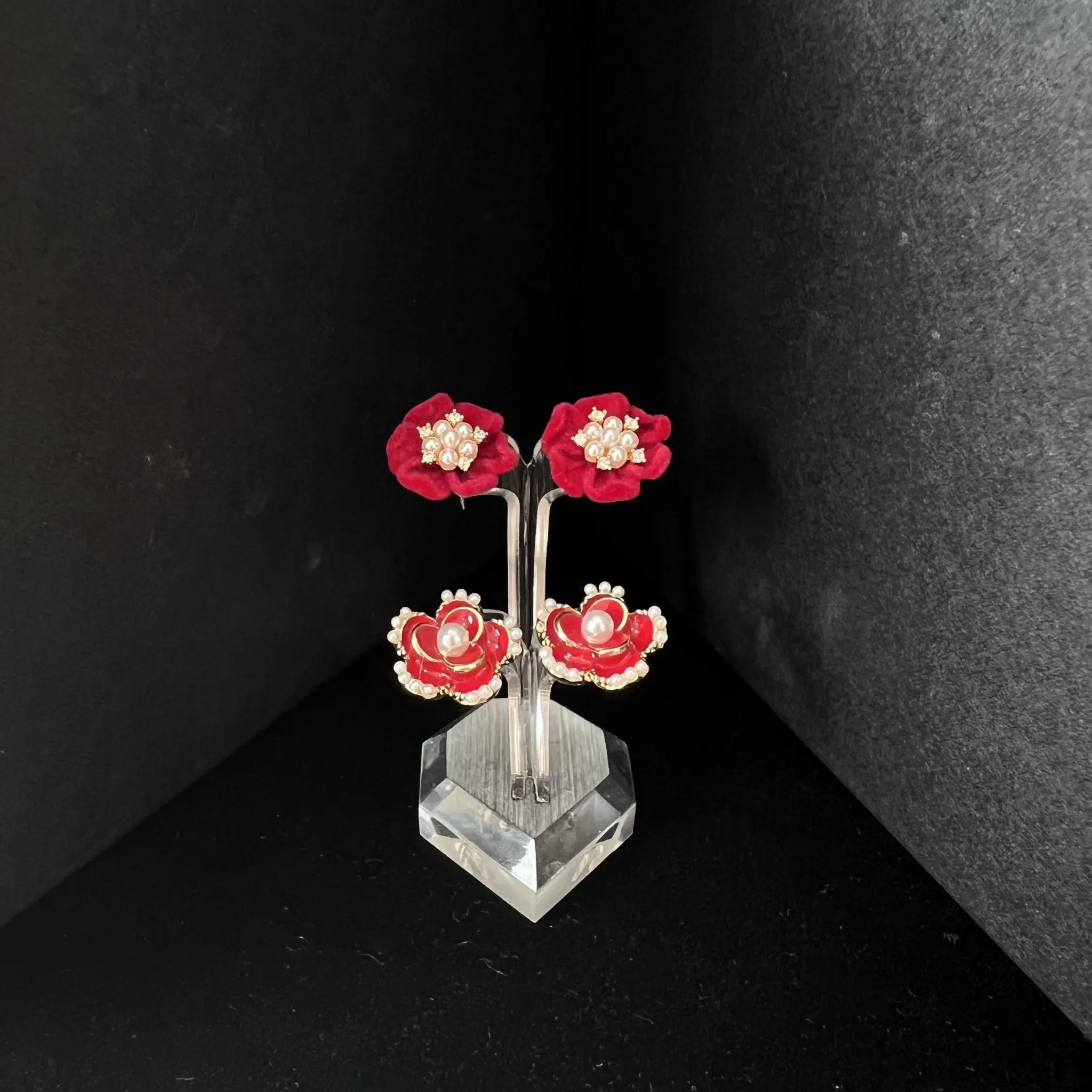 Đế trưng bày bông tai đôi bằng nhung mềm, bảo vệ sản phẩm khỏi trầy xước