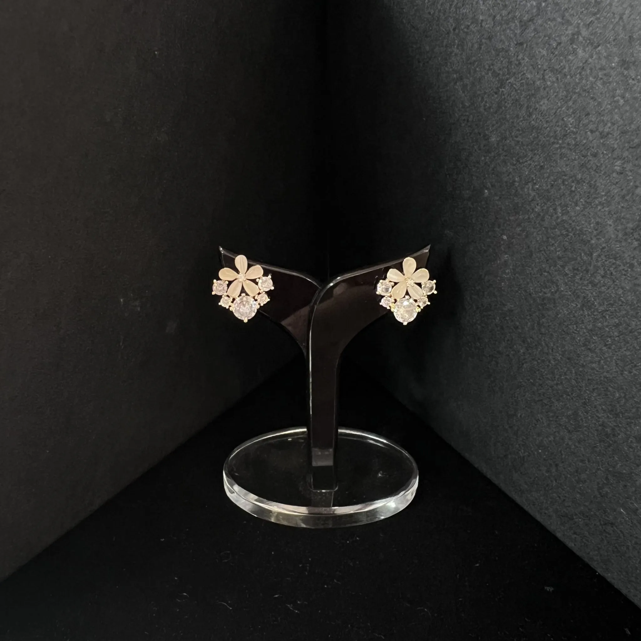 Đế trưng bày bông tai đơn thiết kế tối giản, làm nổi bật sản phẩm