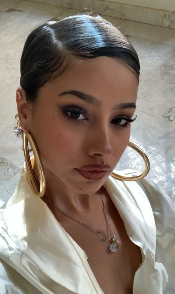 Fashionista phối ear cuff với trang phục dạ hội