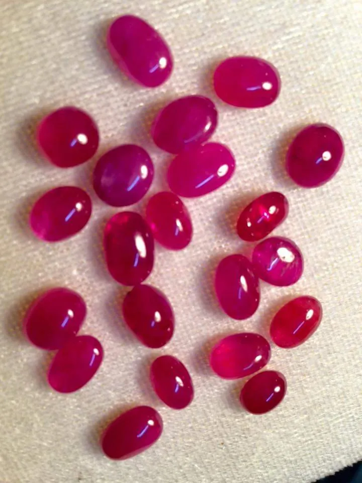 Đá ruby tự nhiên với màu đỏ tươi đặc trưng