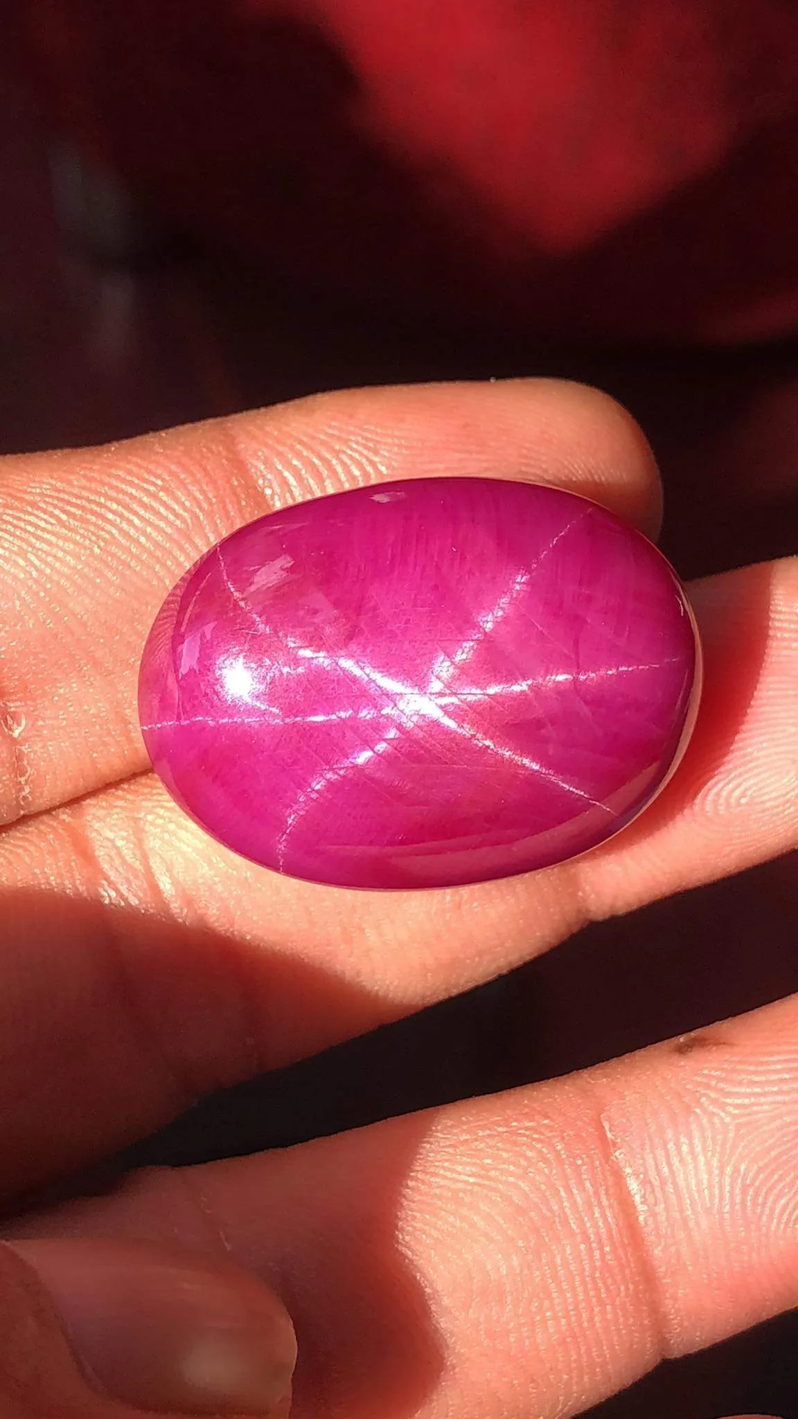Đá ruby sao tự nhiên với hiệu ứng 6 cánh