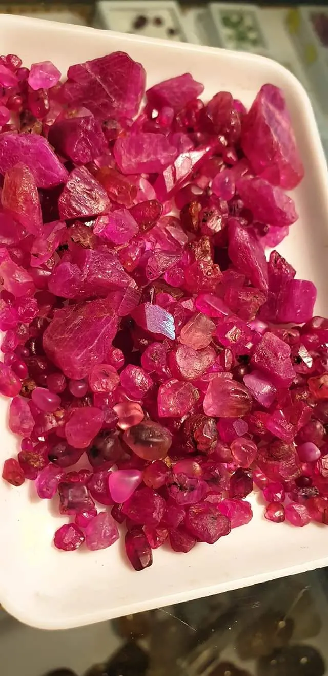 Đá ruby tự nhiên với nhiều sắc độ đỏ khác nhau