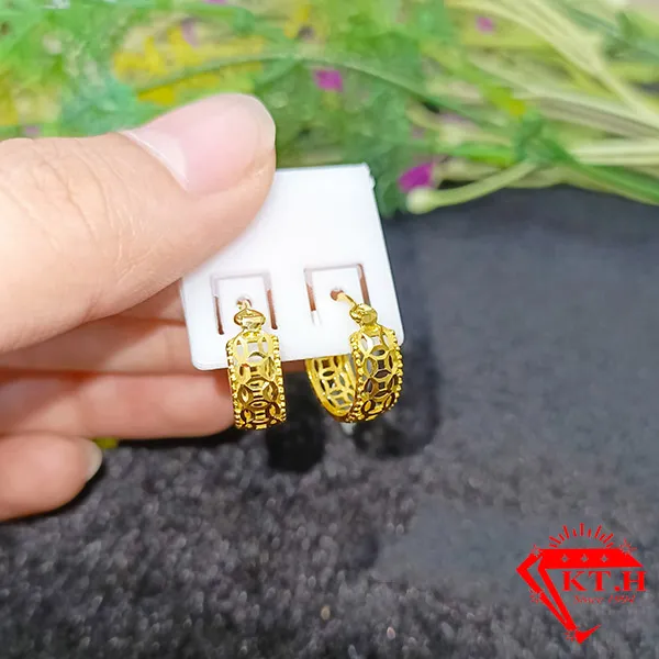 Bông tai kim tiền vàng 610 với thiết kế huggie ôm sát tai, họa tiết kim tiền chạm khắc tinh xảo