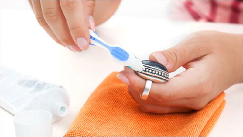 Sử dụng kem đánh răng và bàn chải mềm để làm sáng bạc 925