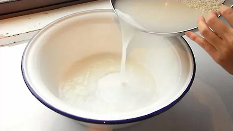 Nồi nước vo gạo đang đun với trang sức bạc