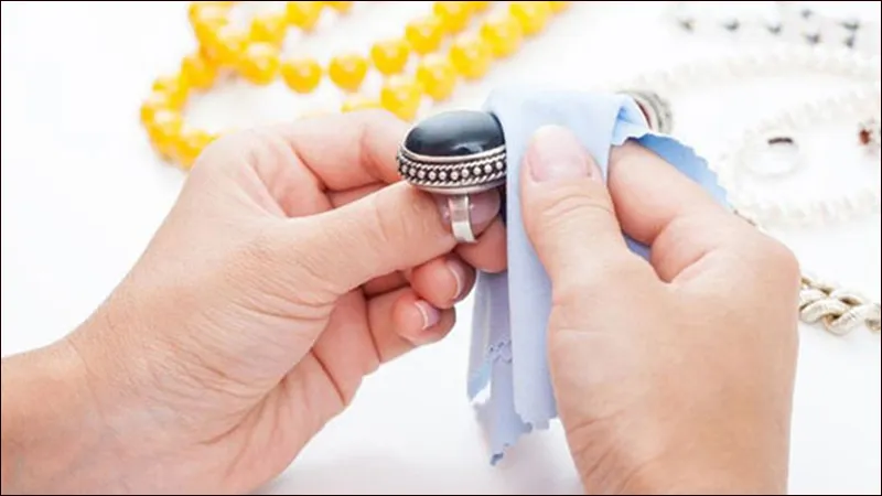 Chai sơn móng tay trong suốt và trang sức bạc