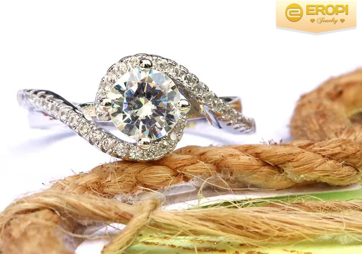 Nhẫn bạc 925 với thiết kế hai dải sóng ôm lấy viên đá quý