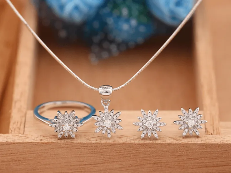 Vòng charm bạc 925 với thiết kế tinh xảo và đa dạng