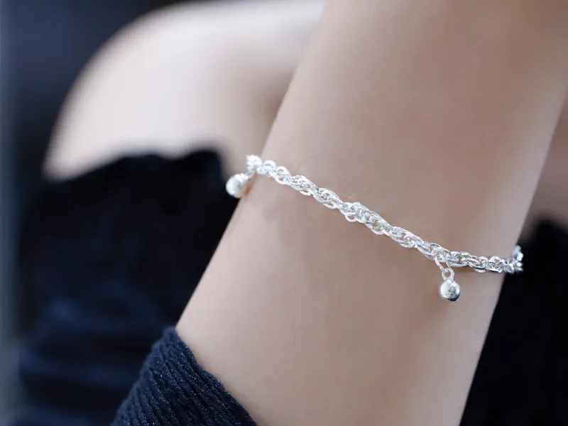 Kiểm tra mùi để phân biệt bạc thật giả