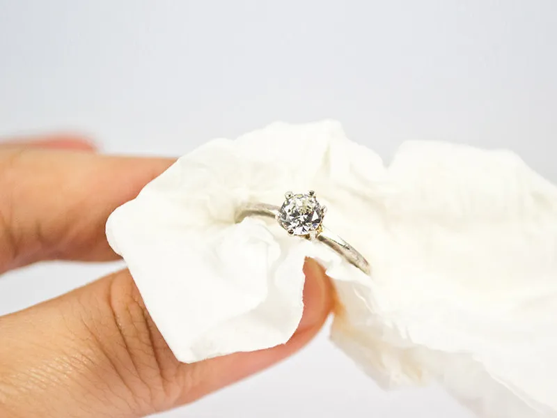 Cách kiểm tra bạc bằng vải trắng