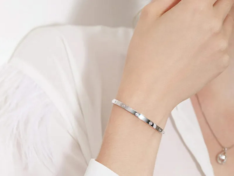 Trang sức bạc 925 với độ sáng bóng đặc trưng