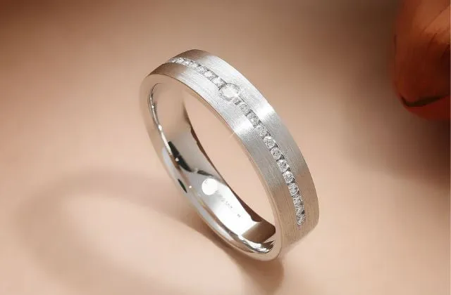 Bạch kim giữ màu sắc tự nhiên không cần mạ