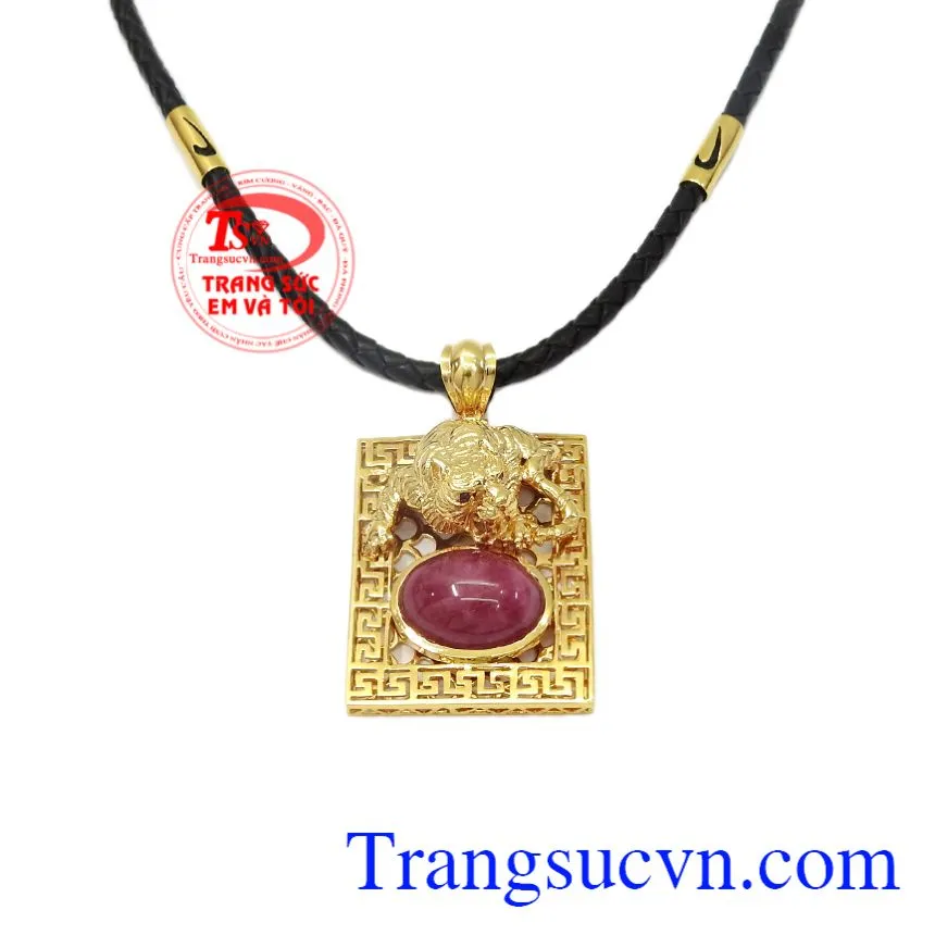 Mặt đá Ruby hình hổ trên nền vàng với thiết kế hiện đại