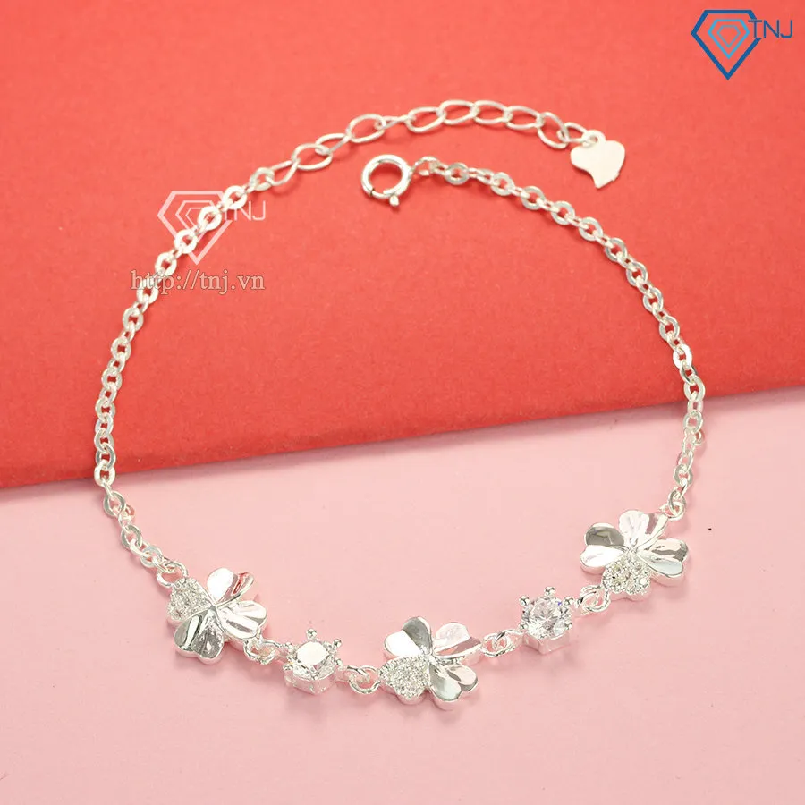 Các chi tiết của bộ trang sức được chế tác tỉ mỉ với đá Cubic Zirconia