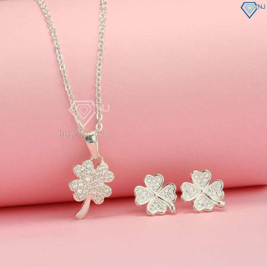 Chi tiết bộ trang sức với chất liệu bạc 925 cao cấp được đánh bóng sáng
