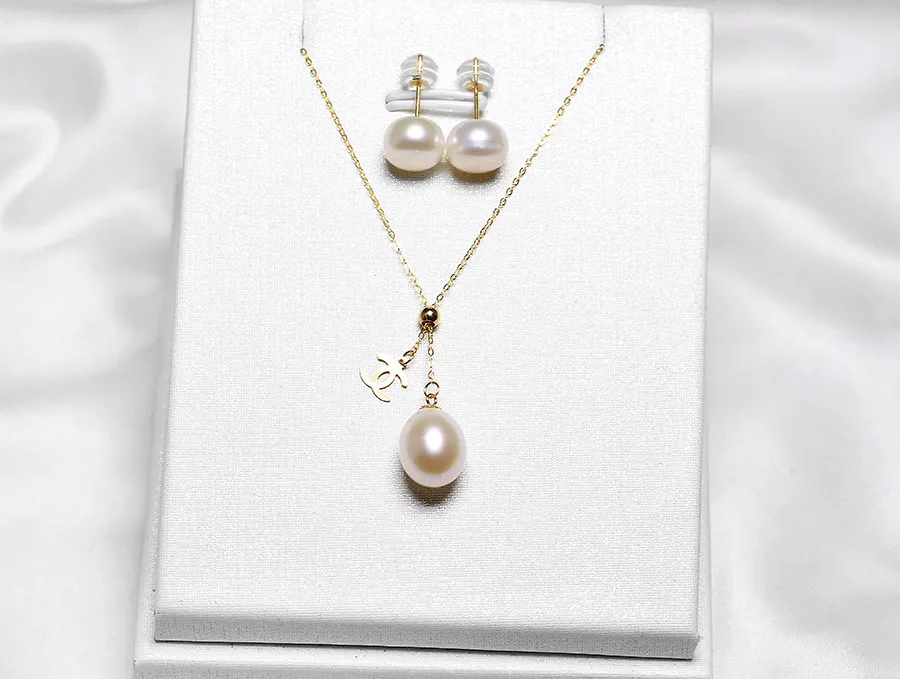 Bộ trang sức ngọc trai vàng 18K Kira với thiết kế tinh xảo, kết hợp hài hòa giữa ngọc trai Freshwater và vàng 18K