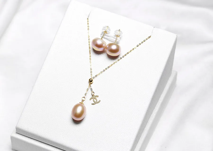 Chi tiết chế tác tinh xảo của bộ trang sức, thể hiện sự kết hợp hoàn hảo giữa ngọc trai và vàng 18K