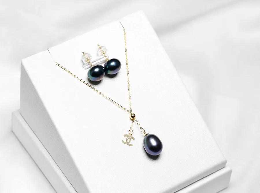 Bộ trang sức Kira được trình bày trong hộp sang trọng, sẵn sàng làm quà tặng hoặc sử dụng cá nhân