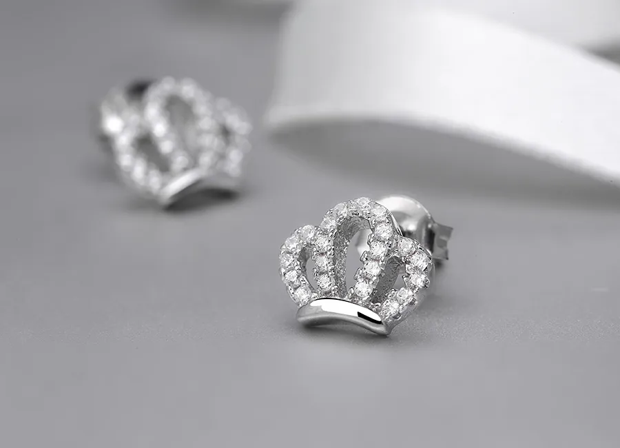 Sử dụng đôi bông tai hình vương miện khiến bạn trở nên kiêu sa, đài các như giới quý tộc