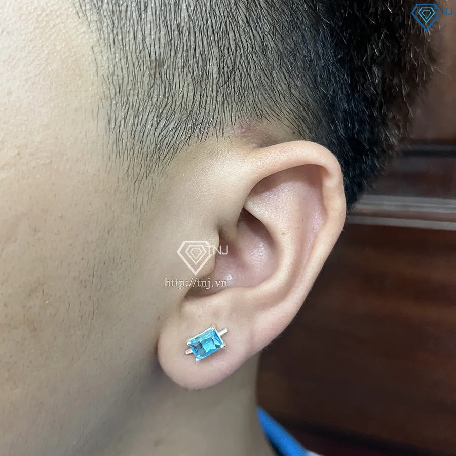 Cặp bông tai được trình bày trong hộp đựng sang trọng