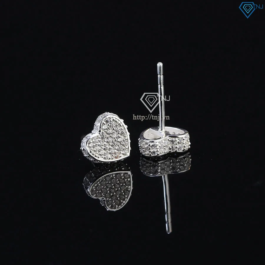 Chi tiết cận cảnh bông tai bạc nam với các viên đá được đính kín