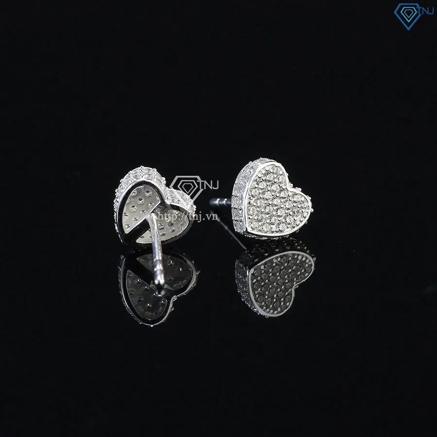 Bông tai bạc nam được chụp cận cảnh phần khóa cài