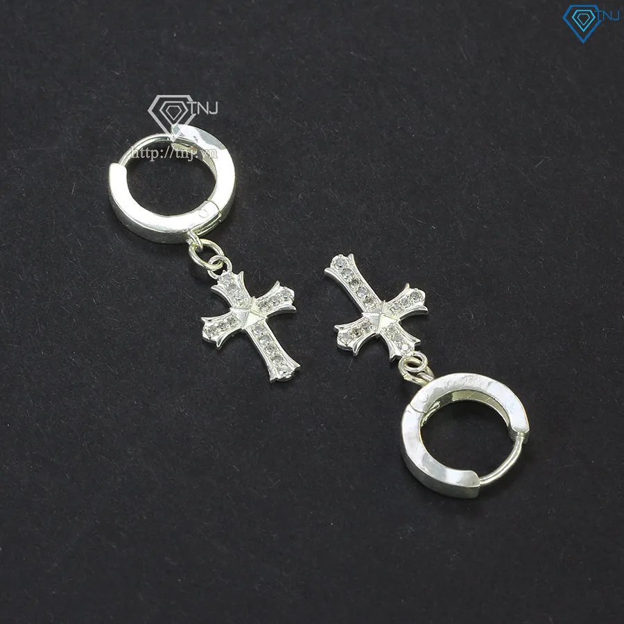 Góc chụp cận cảnh bông tai thánh giá nam với chất liệu bạc sáng bóng