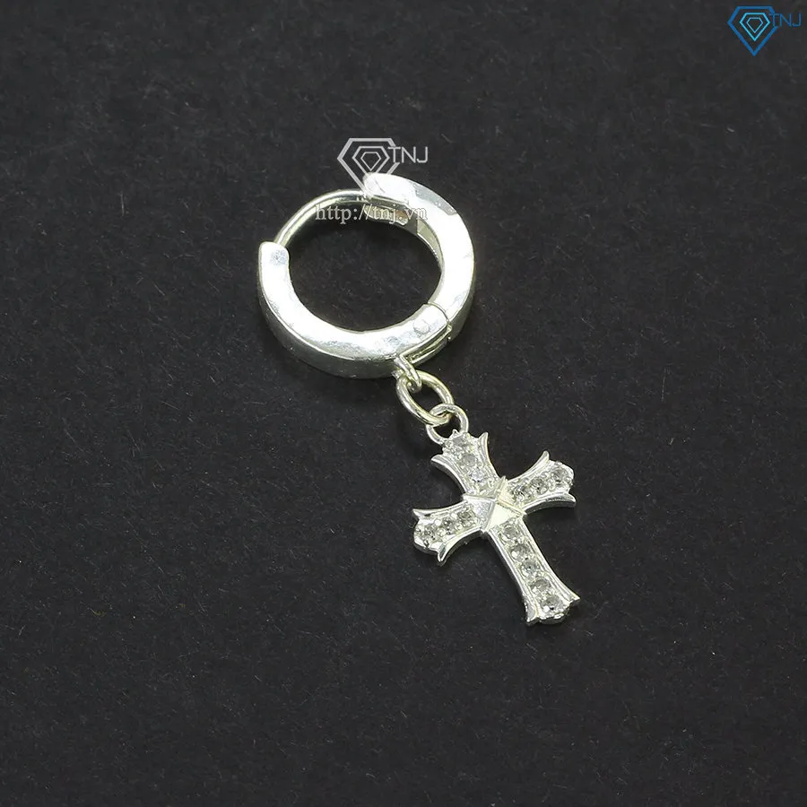 Bông tai thánh giá nam được chụp từ nhiều góc độ khác nhau