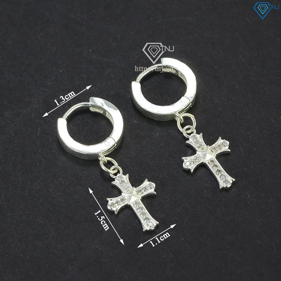 Chi tiết bông tai bạc nam hình thánh giá với độ hoàn thiện cao