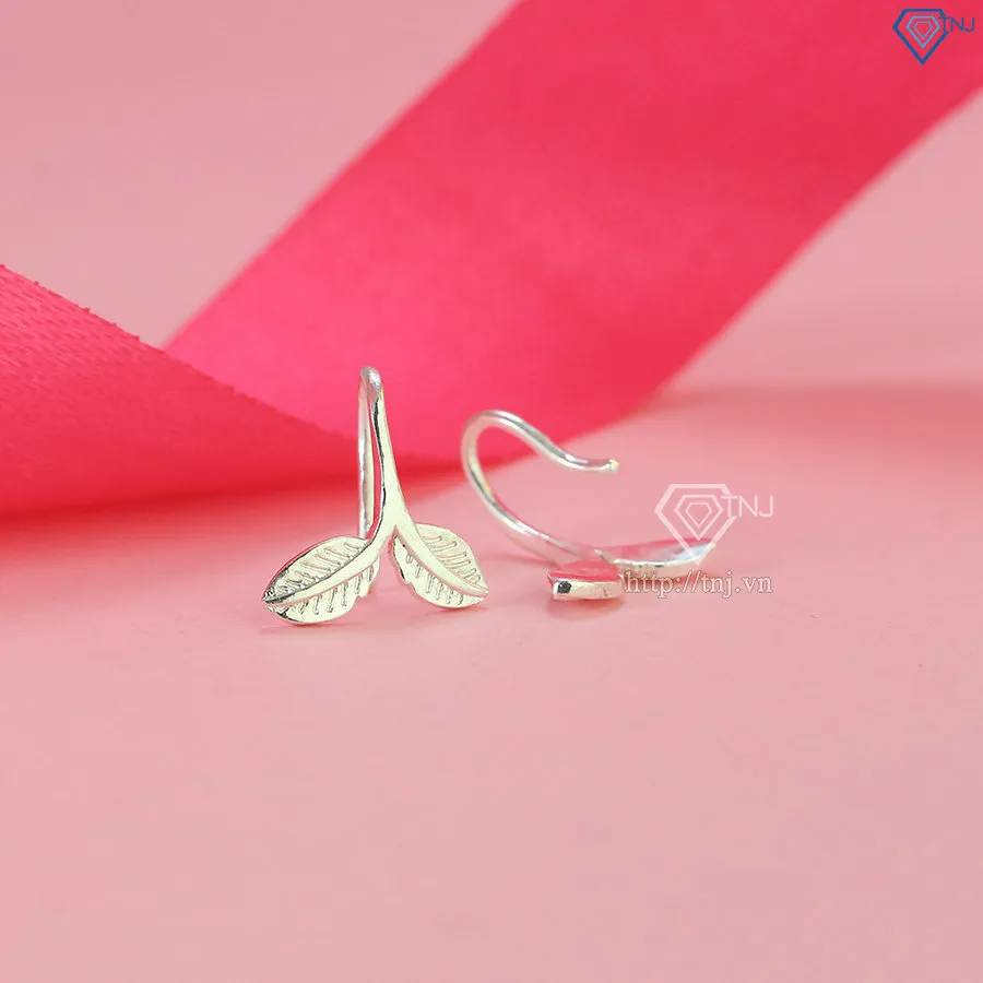 Chi tiết bề mặt bông tai bạc được đánh bóng sáng