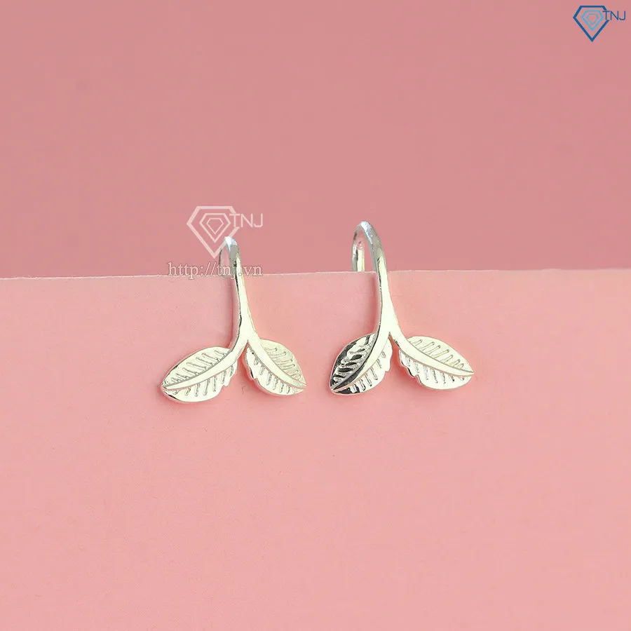 Bông tai bạc được bảo quản trong hộp đựng chuyên dụng