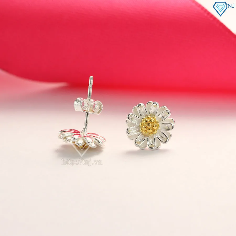 Chi tiết cấu trúc hoa cúc trên bông tai bạc