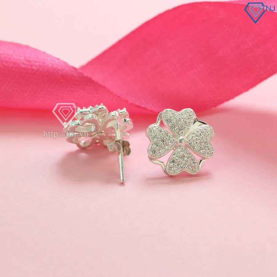 Chi tiết cận cảnh từng cánh lá cỏ được đính đá tỉ mỉ