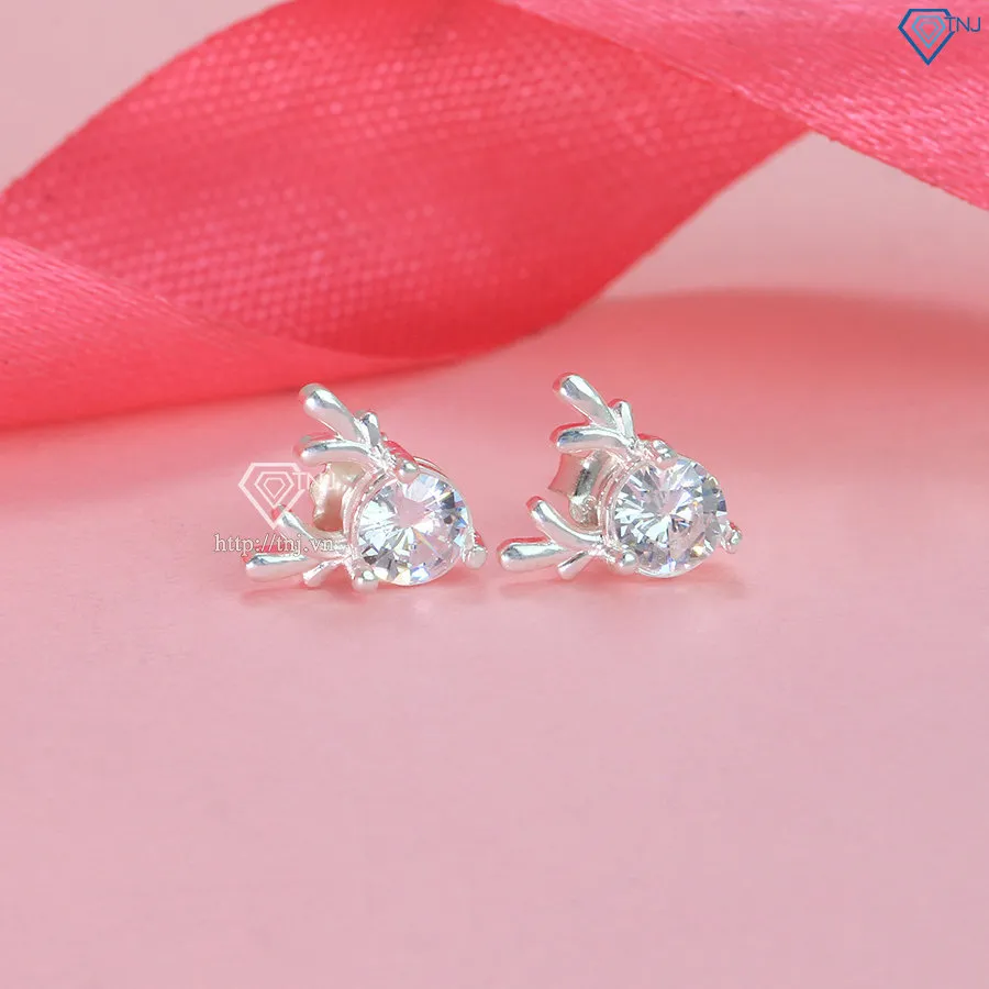 Bông tai con hươu bạc 925 được chụp từ nhiều góc độ khác nhau