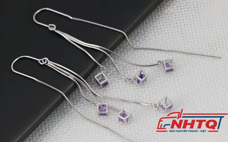 Bông tai hình khối với thiết kế hiện đại, tạo điểm nhấn cá tính