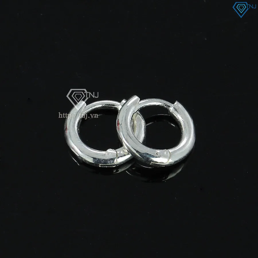 Chi tiết bề mặt bông tai bạc 925 được đánh bóng sáng