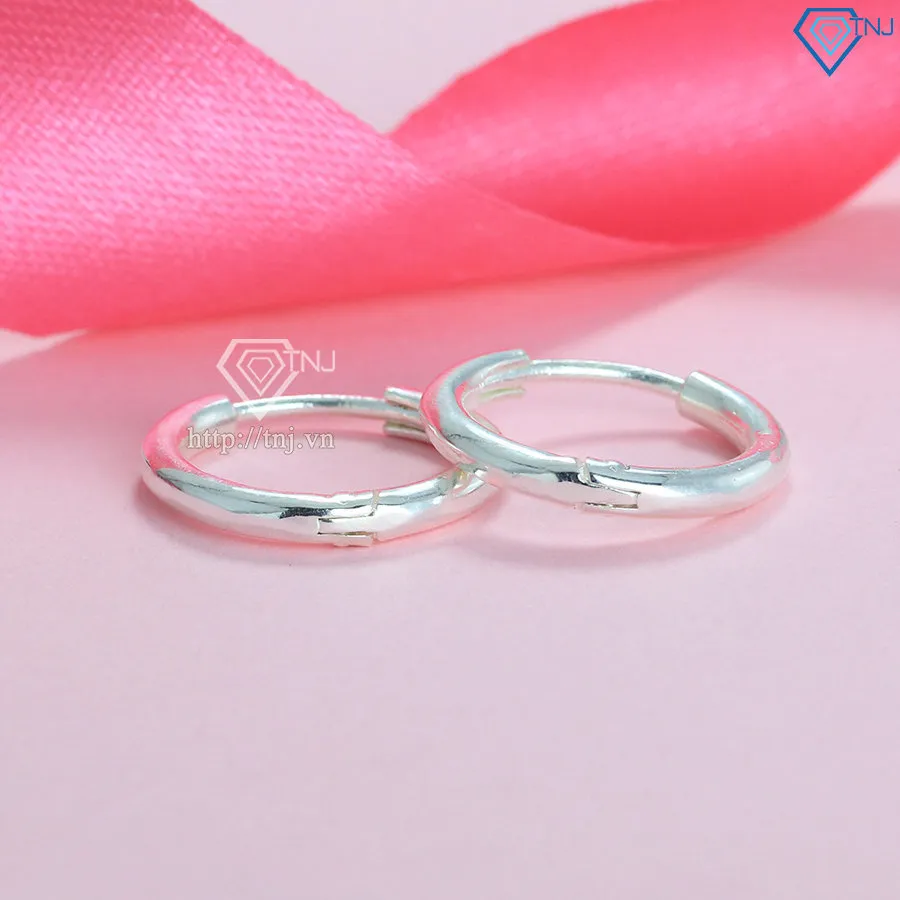 Bông tai khoen tròn phù hợp với nhiều phong cách thời trang