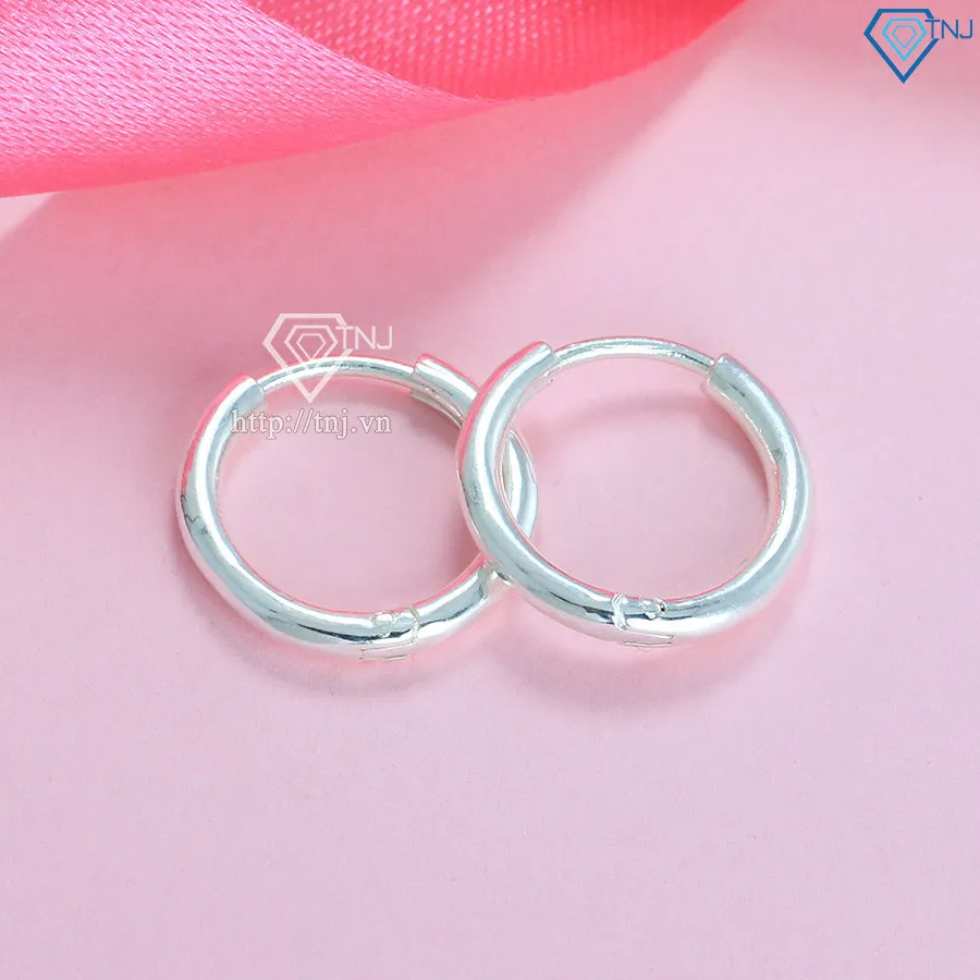 Bông tai khoen tròn bạc 925 khi đeo trên tai tạo điểm nhấn nổi bật