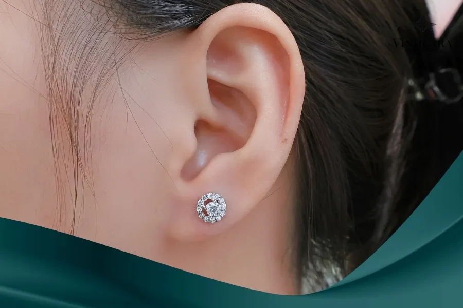 Bông tai là điểm nhấn sang trọng tinh tế cho gương mặt