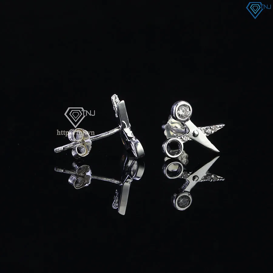 Bông tai bạc nam đeo trên tai tạo phong cách mạnh mẽ