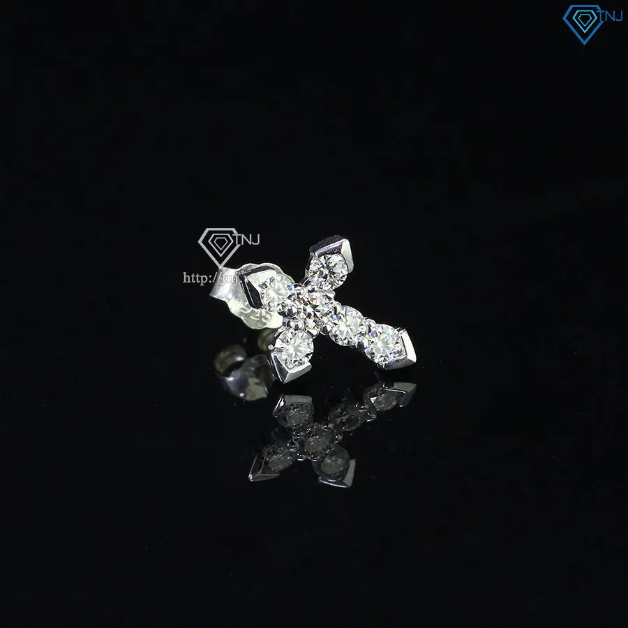 Chi tiết viên đá Moissanite trên bông tai thánh giá nam