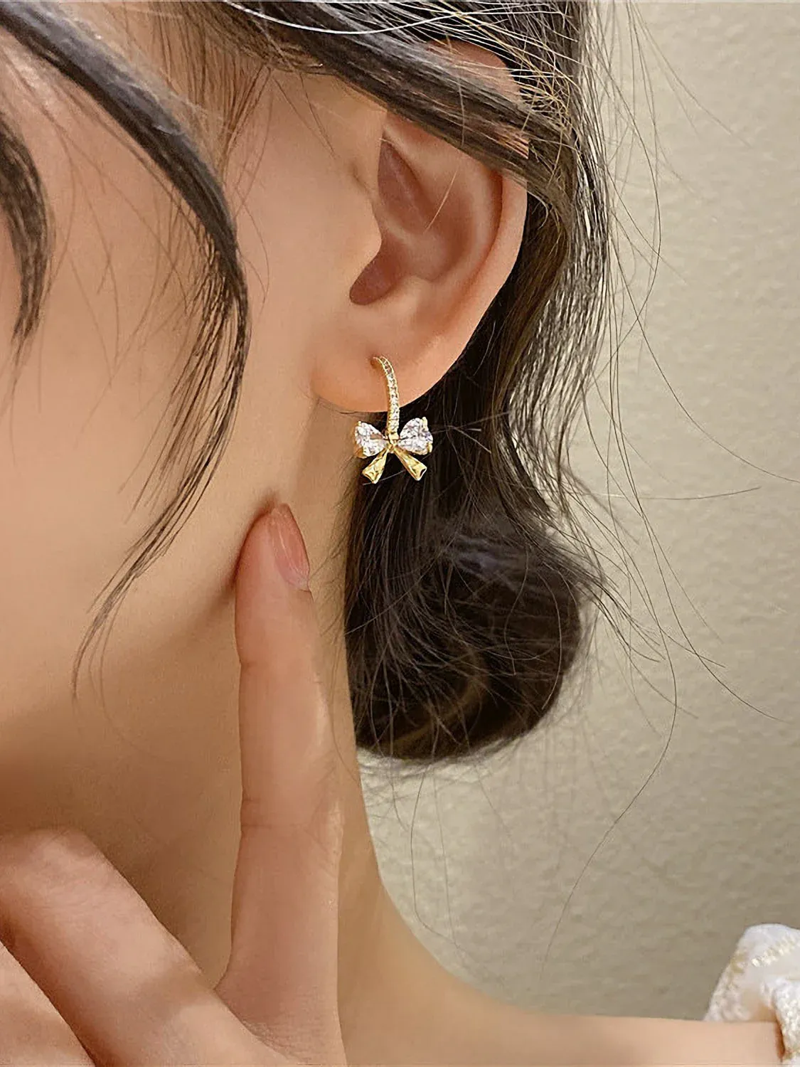 Bông tai hình nơ được chế tác tinh xảo từ bạc 925 mạ vàng 14K với đá Zirconia lấp lánh