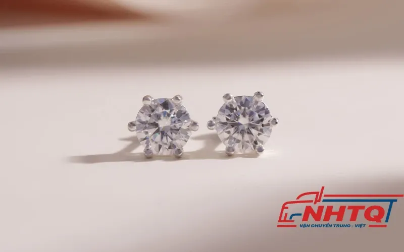 Bông tai nụ nhỏ xinh với đá quý hoặc ngọc trai, phù hợp mọi lứa tuổi