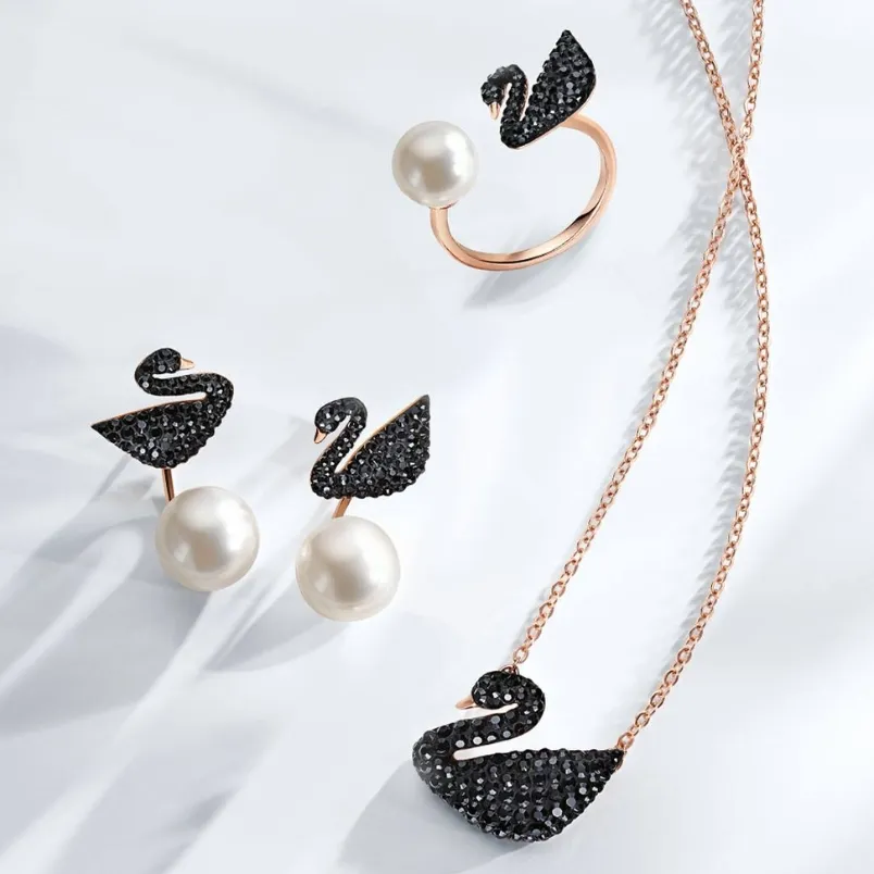 Bông tai thiên nga Swarovski với thiết kế tinh xảo và viên pha lê lấp lánh đặc trưng