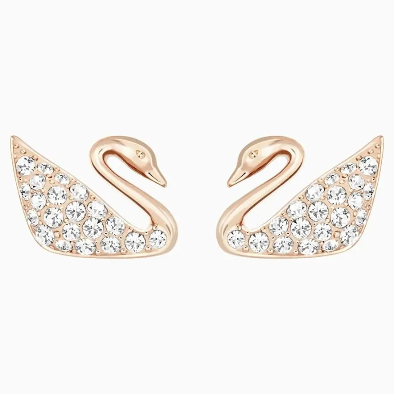 Sự tương phản tinh tế giữa pha lê trắng và mạ vàng hồng tạo vẻ đẹp hài hòa