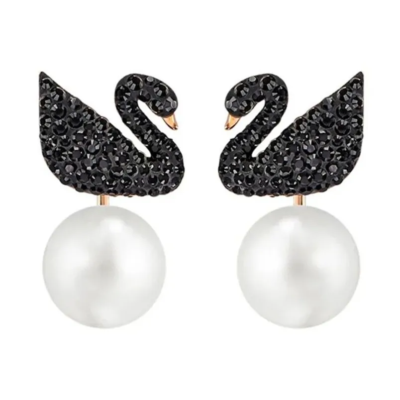 Thiết kế earring jackets với pha lê đen và ngọc trai trắng tạo sự tương phản ấn tượng