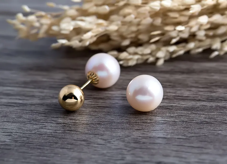 Cận cảnh viên ngọc trai ánh xà cừ trên bông tai vàng 18k