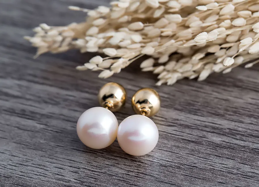 Góc nghiêng sắc nét của mẫu bông tai vàng 18k kiểu dáng nụ