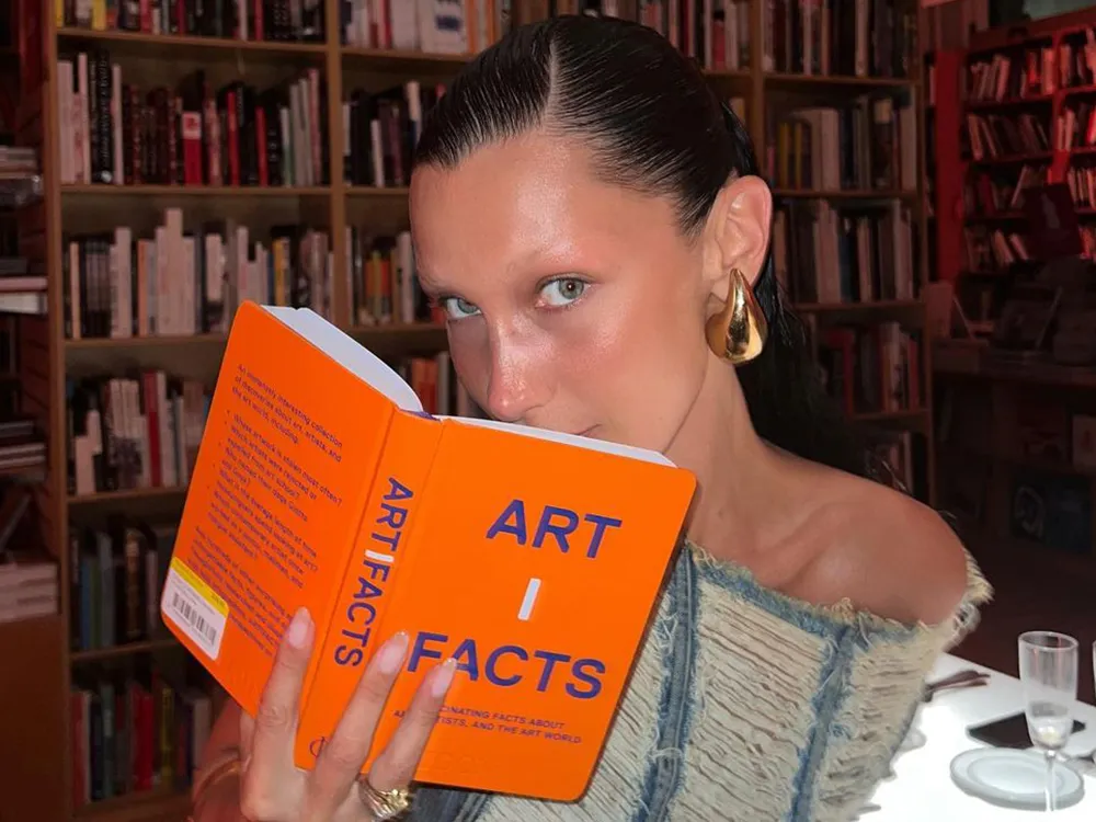 Bella Hadid kết hợp bông tai khuyên tròn với áo len cổ lọ